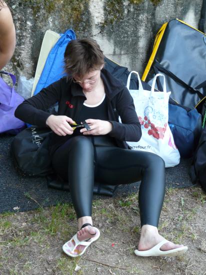 Emmanuelle prépare ses pieds.